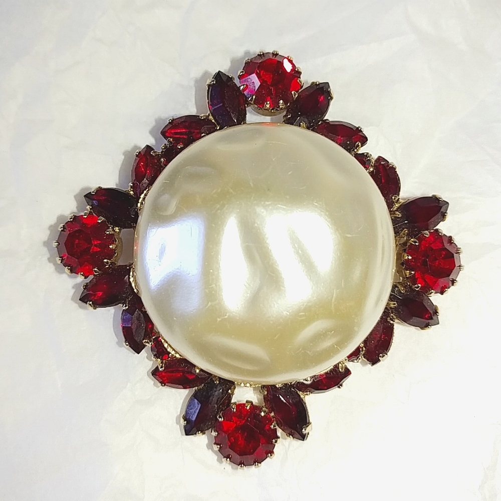BAROQUE FAUX PEARL & RED RHINESTONE BROOCH